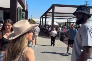 球迷回顾昨日参加湖人亲子互动活动 詹姆斯与女球迷握手合影