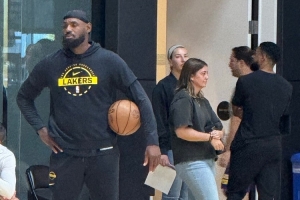 湖人训练备战揭幕战 詹姆斯抱着篮球场边观摩&与教练攀谈