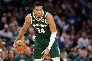 雄鹿官方：字母哥因左膝酸痛缺席今日主场对阵勇士比赛！